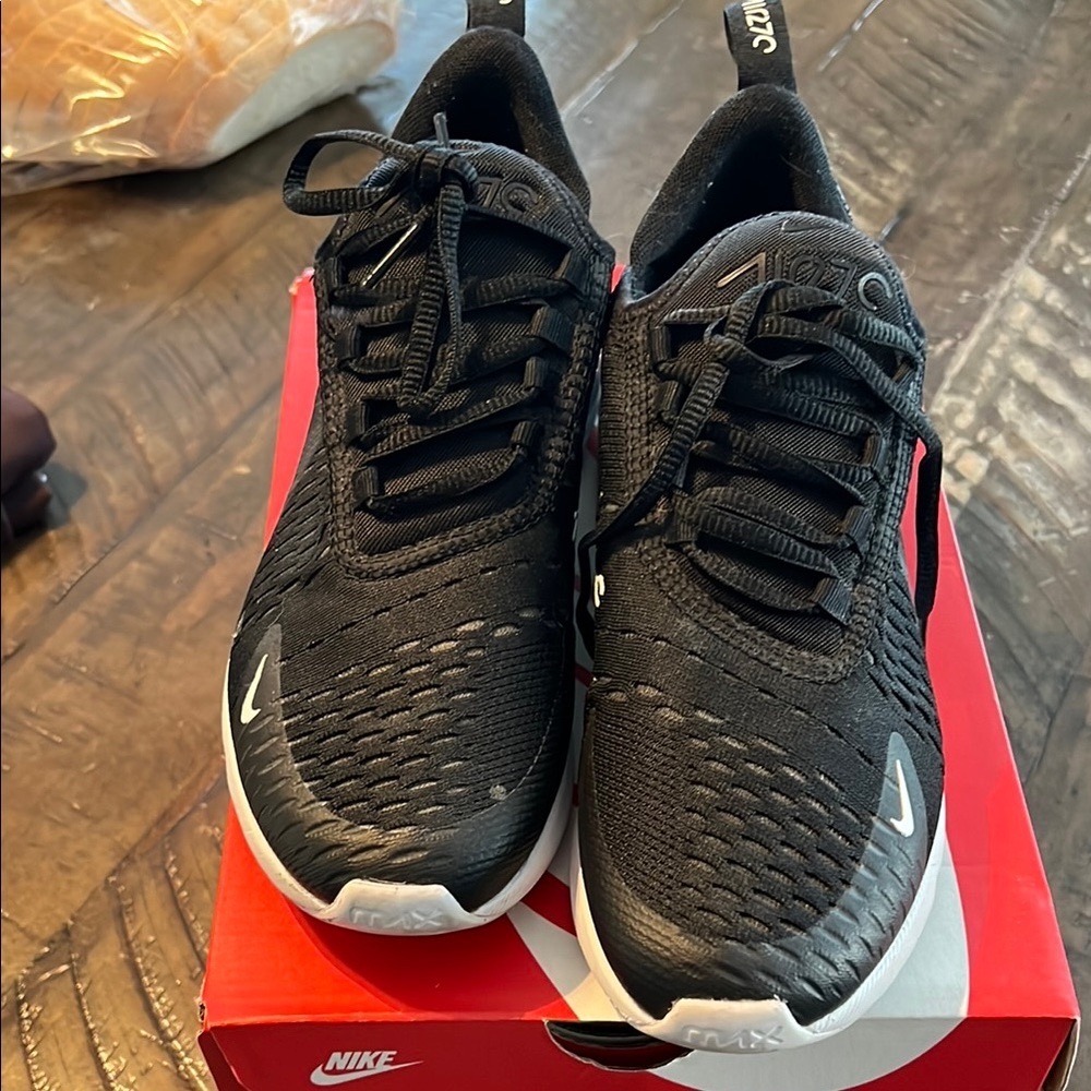 Nike Air Max 270 (GS) in Black and White
